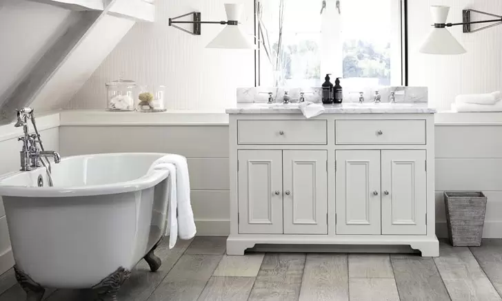 Белый плинтус в ванной 